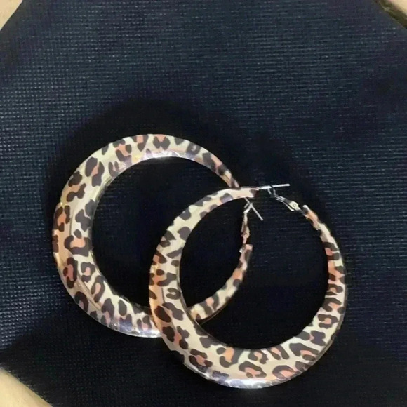 LEOPARD PRINT LARGE HOOP EARRINGS - Picture 3 of 6